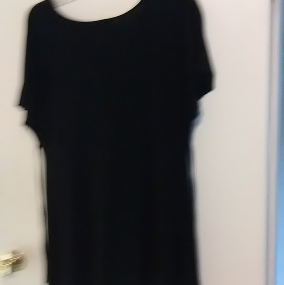 Black v-neck pleated top - Picture 2 of 3